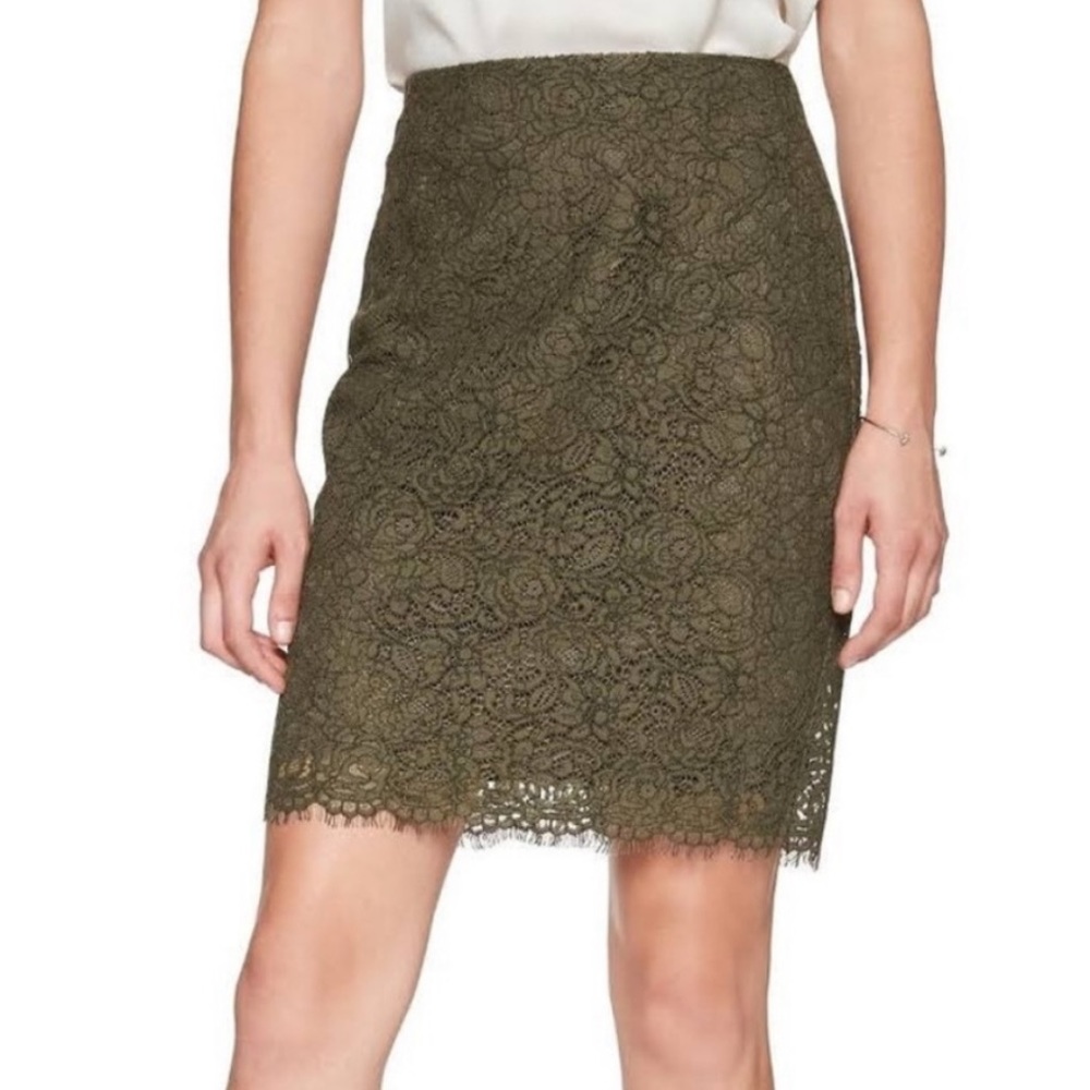 Banana republic skirt in olive green. About 20 inches long. Size 8.